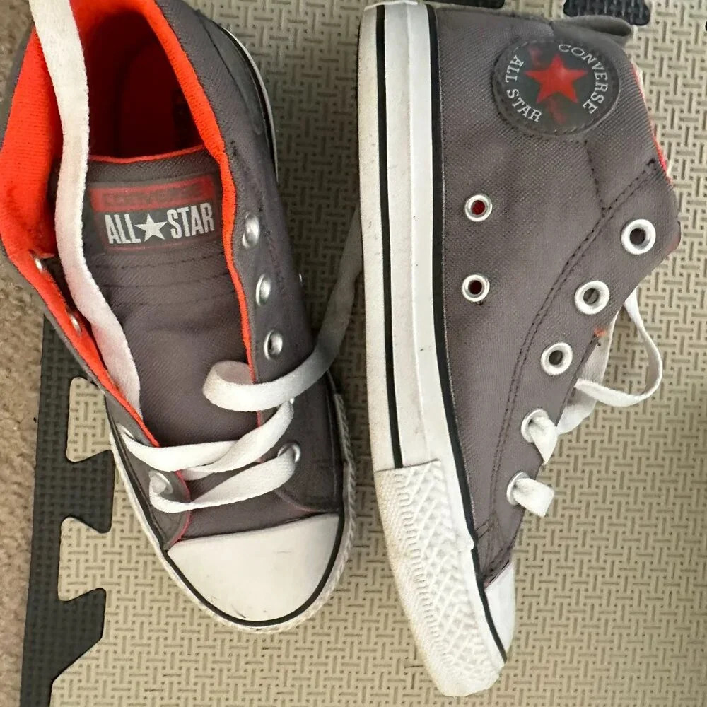 Converse All Store Mid Kids shoe. Gray with orange. - Picture 2 of 3